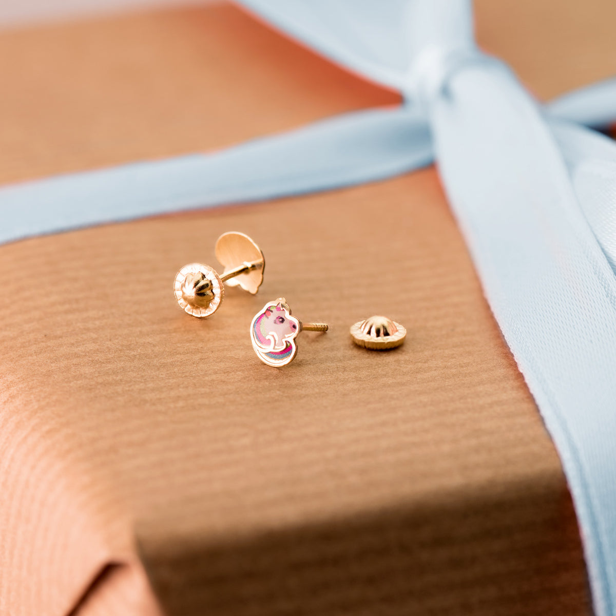 Pendientes Unicornios Esmalte Cierre Tuerca 6 x 5 mm de oro amarillo 18K