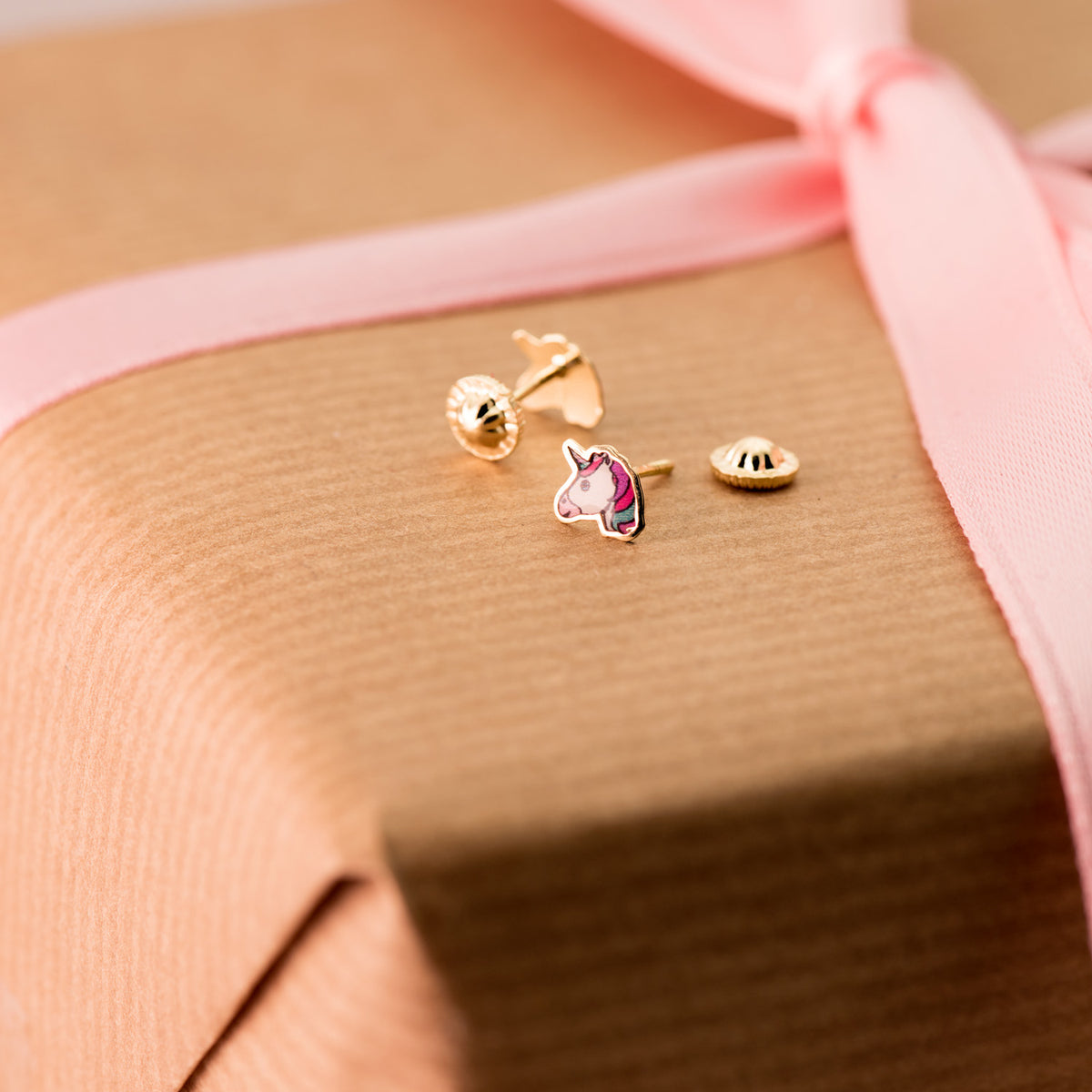 Pendientes Unicornios Esmalte Cierre Tuerca 6 x 5,5 mm de oro amarillo 18K