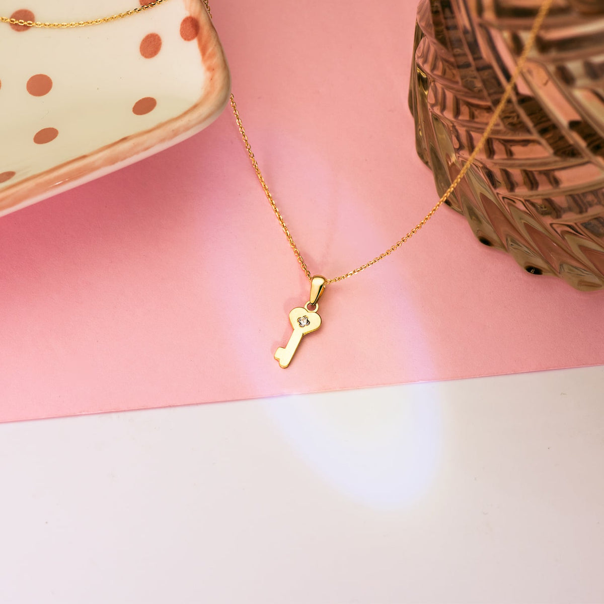 Colgante Llave Lisa en Brillo con Circonita 14 x 6 mm de oro amarillo 18K