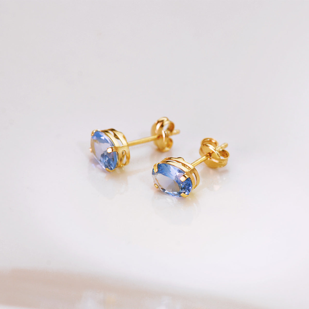 Pendientes Oval Piedra Azul 7 x 5 mm. de oro amarillo 18K