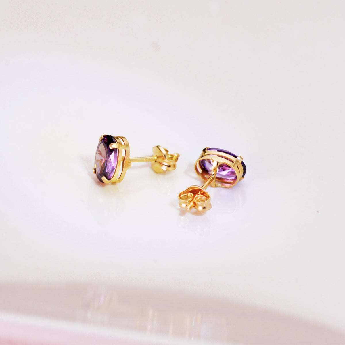 Pendientes Oval Piedra Amatista 7 x 5 mm. de oro amarillo 18K