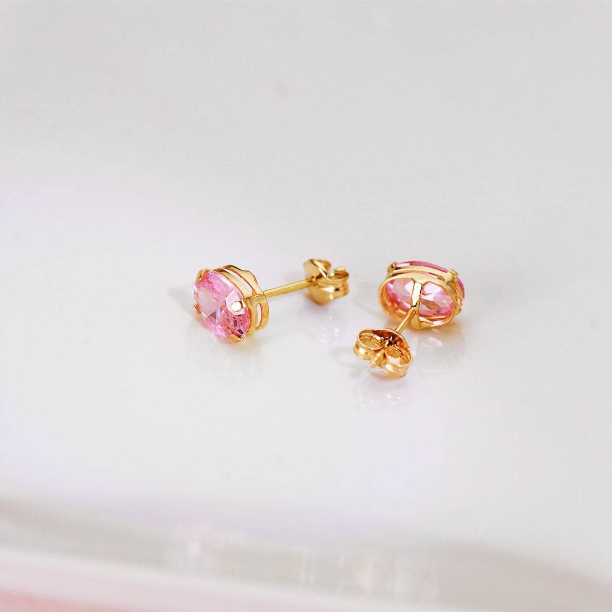 Pendientes Oval Piedra Rosa 7 x 5 mm. de oro amarillo 18K