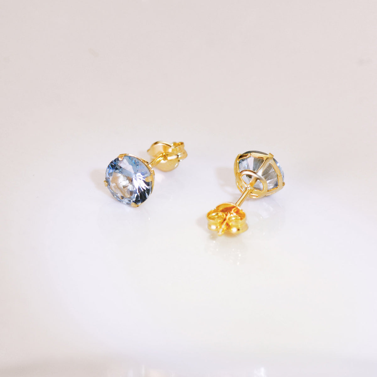 Pendientes Redondos Piedra Azul 6 mm. de oro amarillo 18K