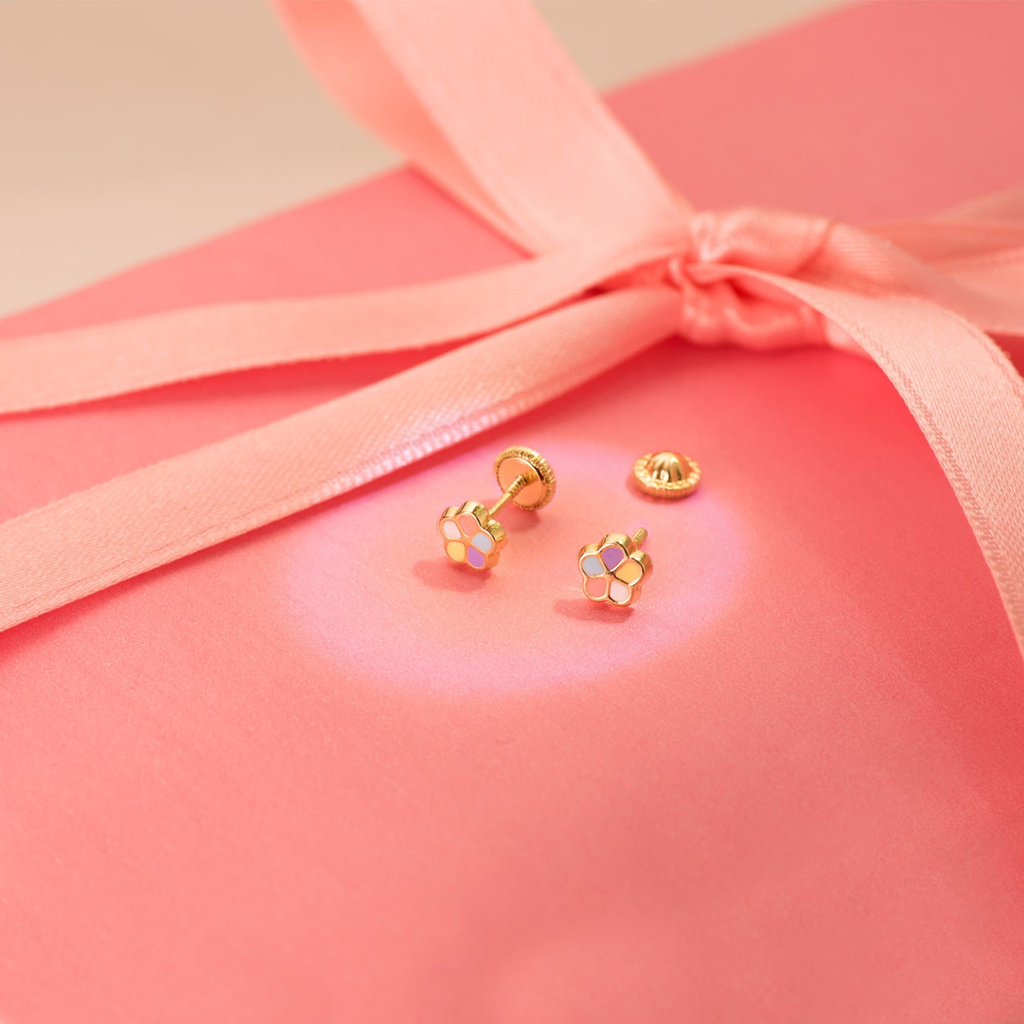 18K PENDIENTES FLOR ESMALTE 5MM CIERRE TUERCA