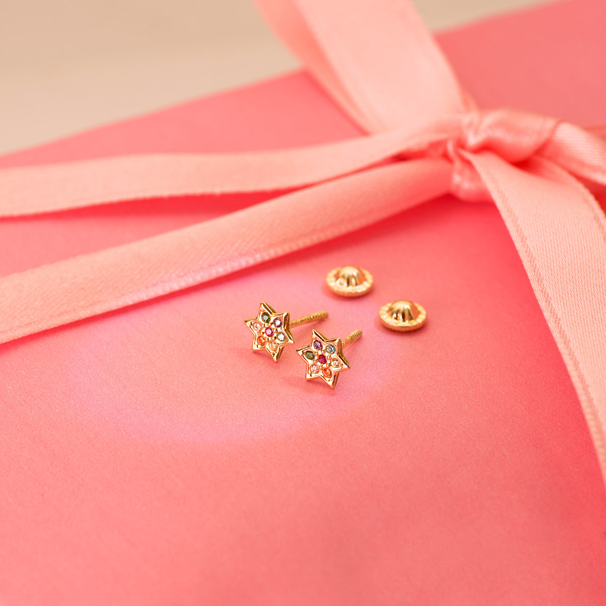 Pendientes Estrella con Circonita Colores 6 x 6 mm Cierre Tuerca de oro amarillo 18K