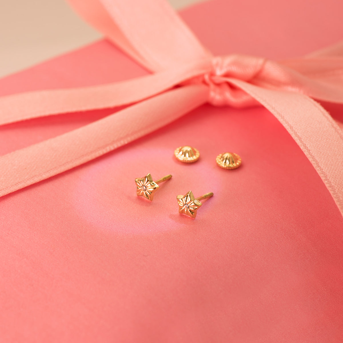 Pendientes Estrellas con Circonita 5 x 5 mm Cierre Tuerca de oro amarillo 18K