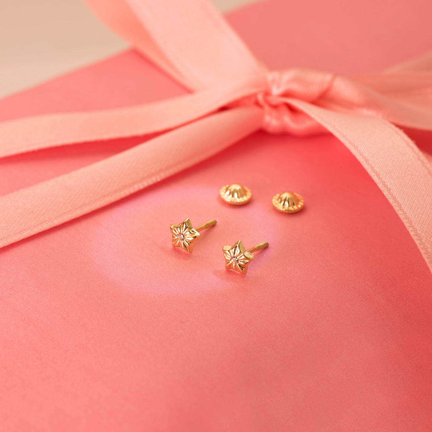 18K PENDIENTES ORO AMARILLO ESTRELLAS CON CIRCONITA 5 X 5 MM CIERRE TUERCA