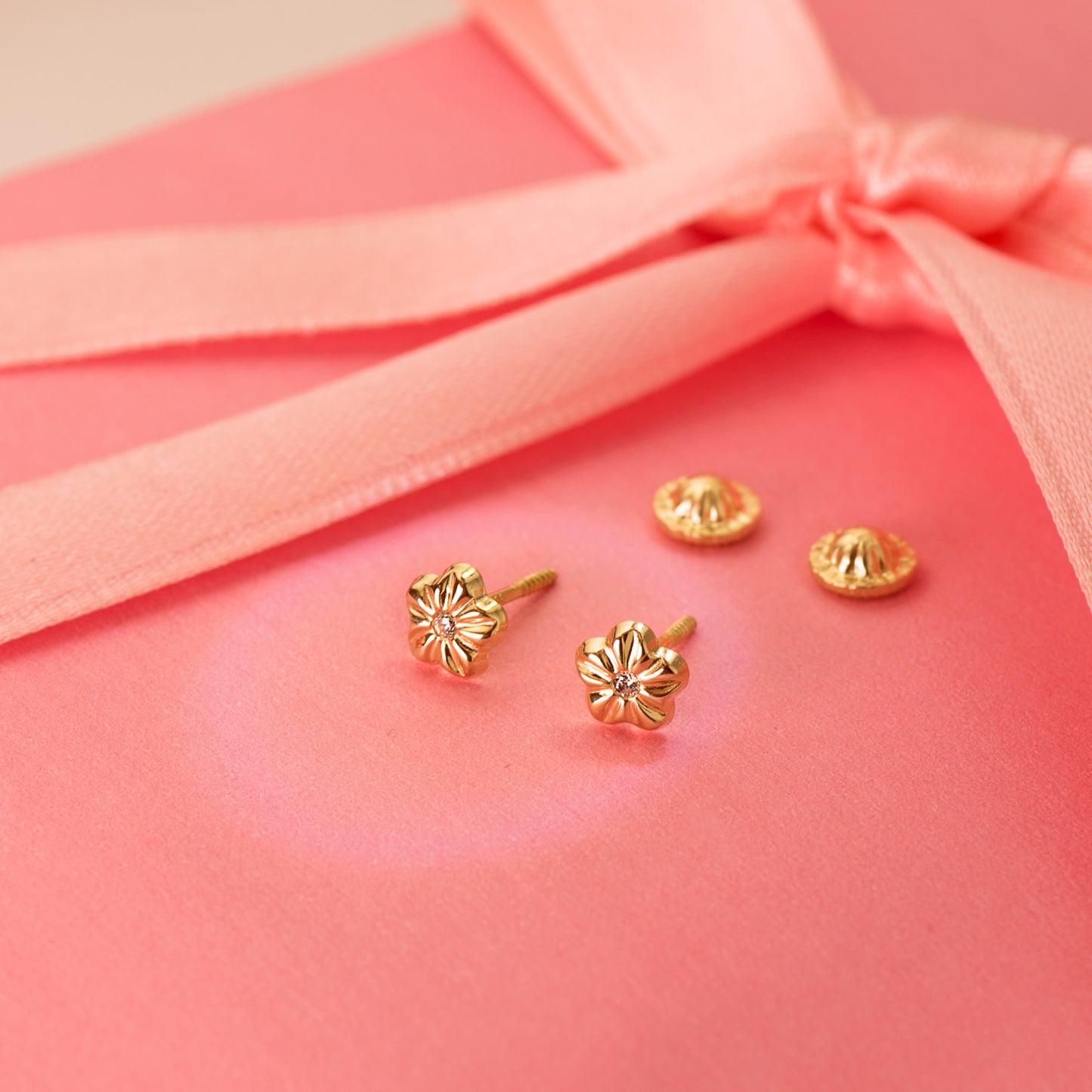 18K PENDIENTES ORO AMARILLO FLOR CON CIRCONITA 5 X 5 MM CIERRE TUERCA