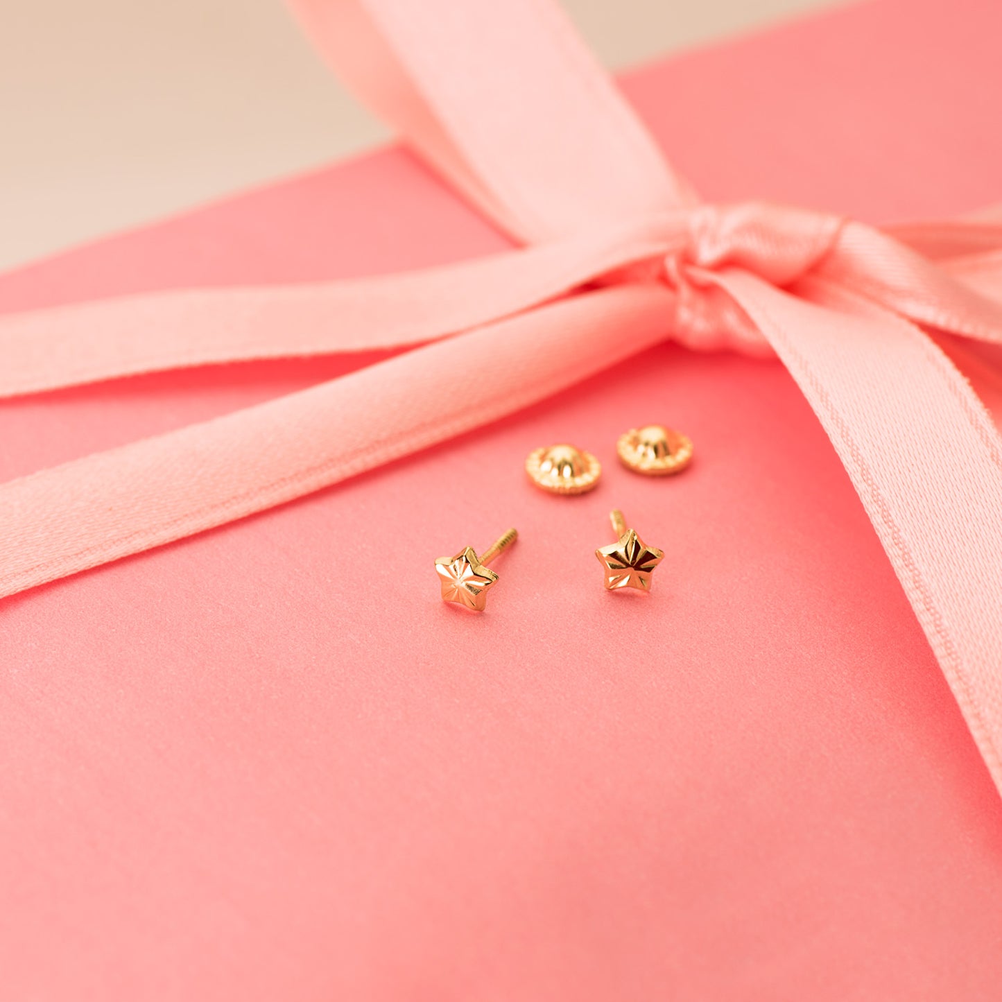 18K PENDIENTES ORO AMARILLO ESTRELLA 4 X 4 MM CIERRE TUERCA