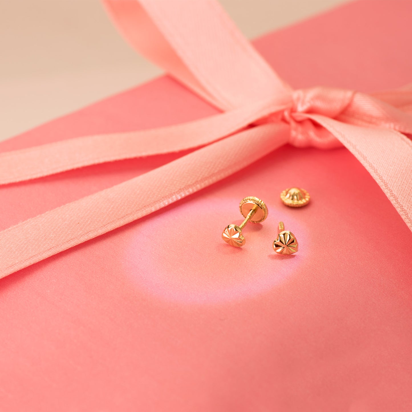 18K PENDIENTES ORO AMARILLO CORAZON 4 X 4 MM CIERRE TUERCA