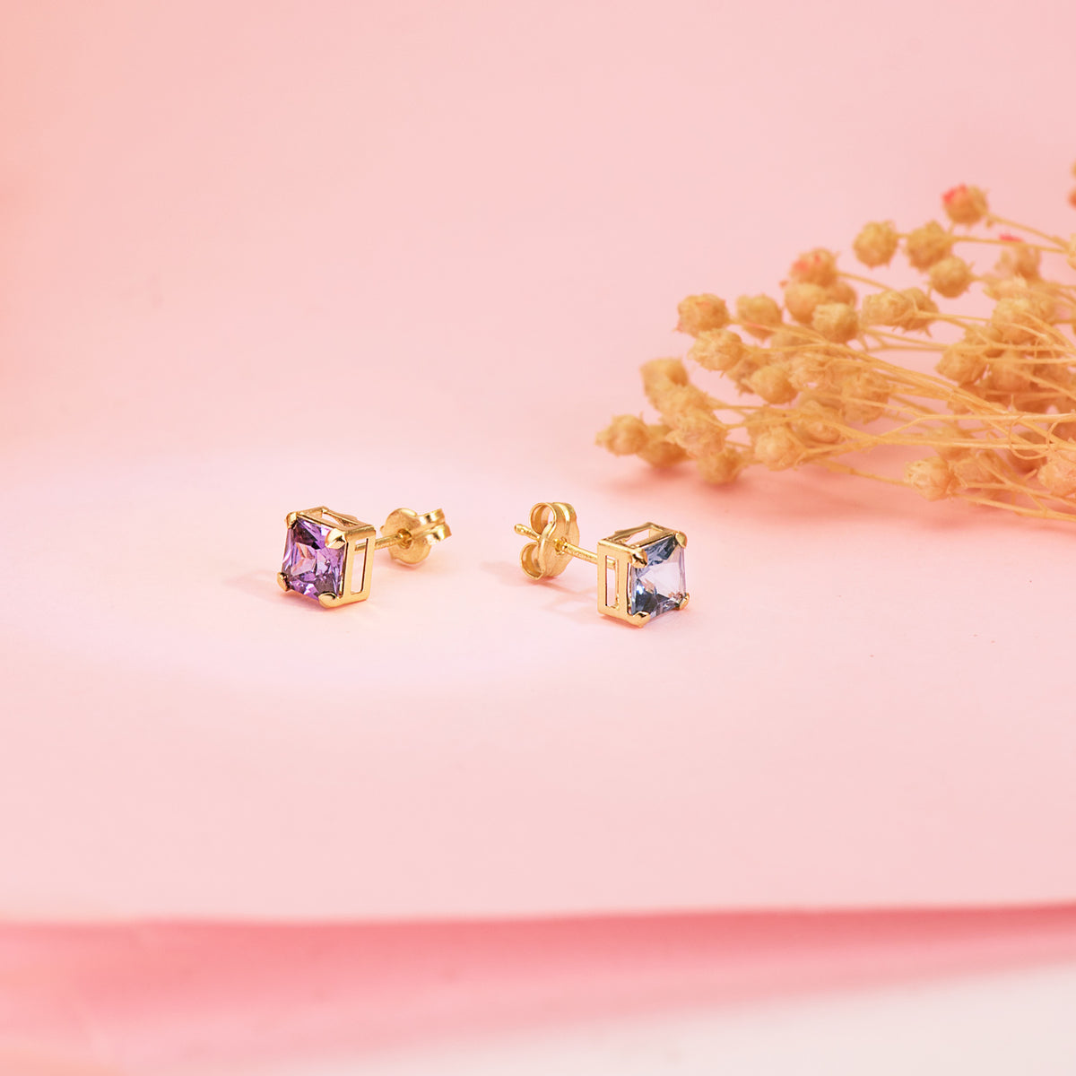 Pendientes Cuadrados Piedra Color Amatista 5,5 x 5,5 mm. de oro amarillo 18K