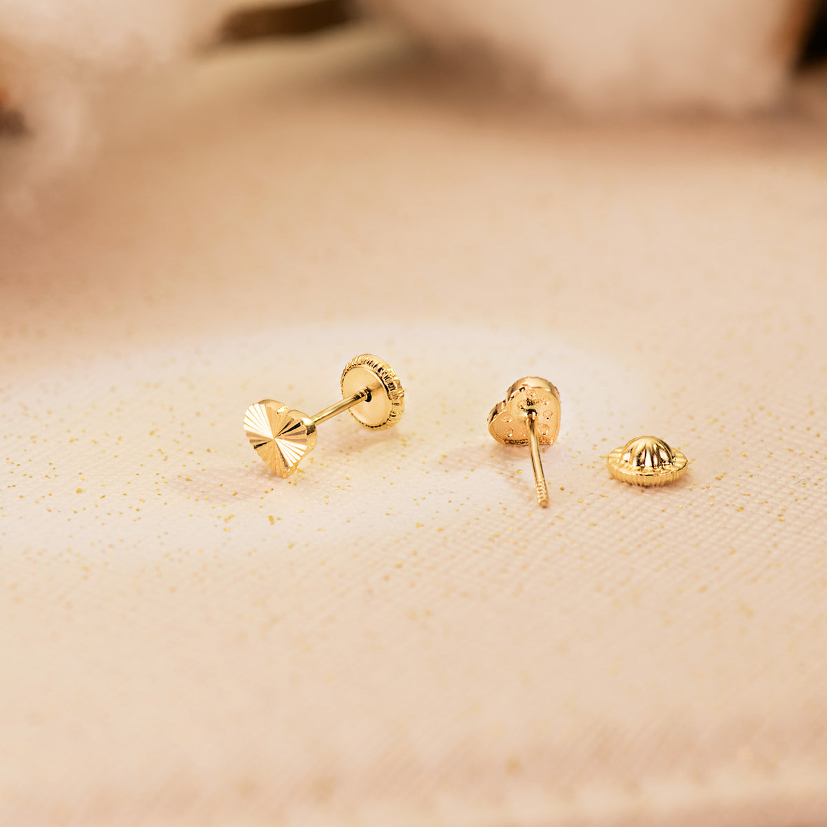 Pendientes Corazon Tallado. 5 x 4 mm Cierre Tuerca de oro amarillo 18K
