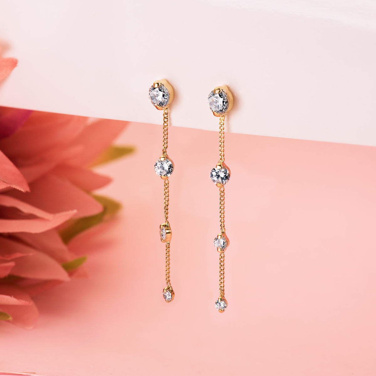 Pendientes Largos con Cadena y Circonita 46 mm. Cierre presiónç de oro amarillo 18K