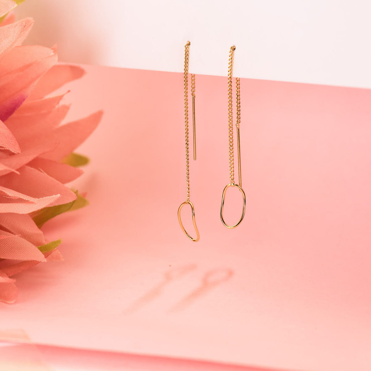 Pendientes Largos con Cadena y Motivo Oval. Largo 76 mm de oro amarillo 18K