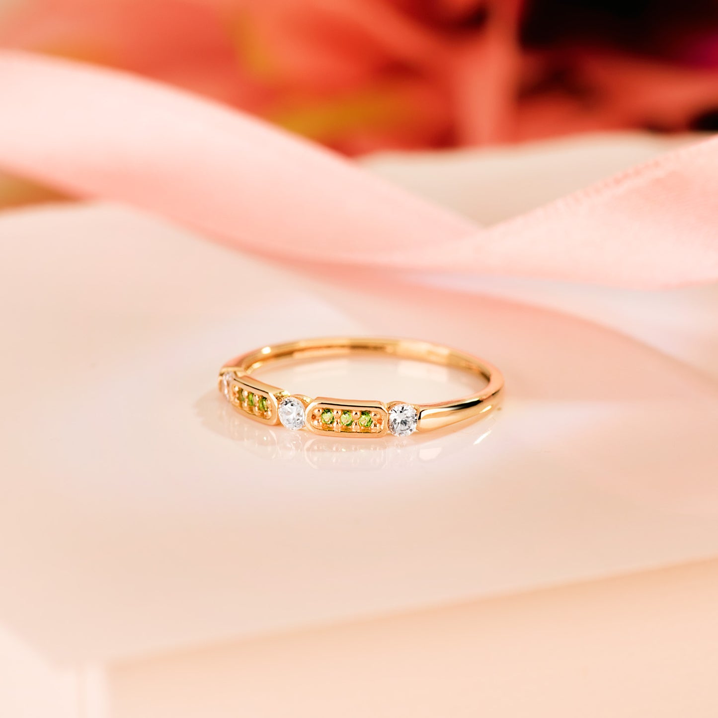 18K SORTIJA ORO AMARILLO CON CIRCONTIAS VERDES Y BLANCAS. ANCHO 2.5MM