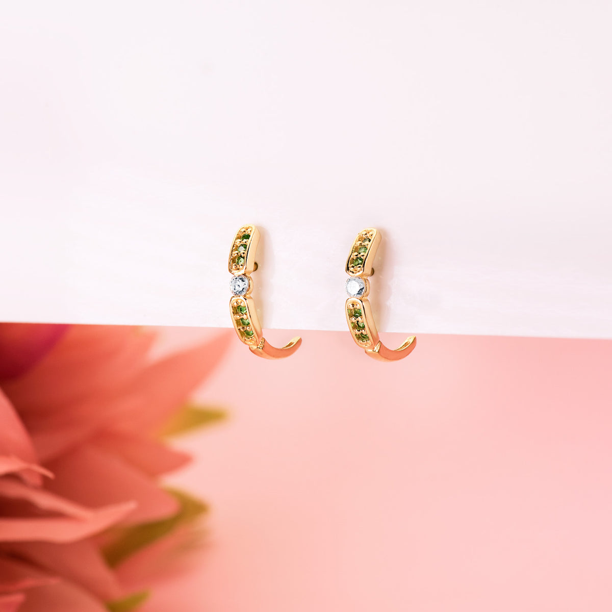 Pendientes Medio Aro Abierto con Circontias Verdes 16 x 3 mm. de oro amarillo 18K
