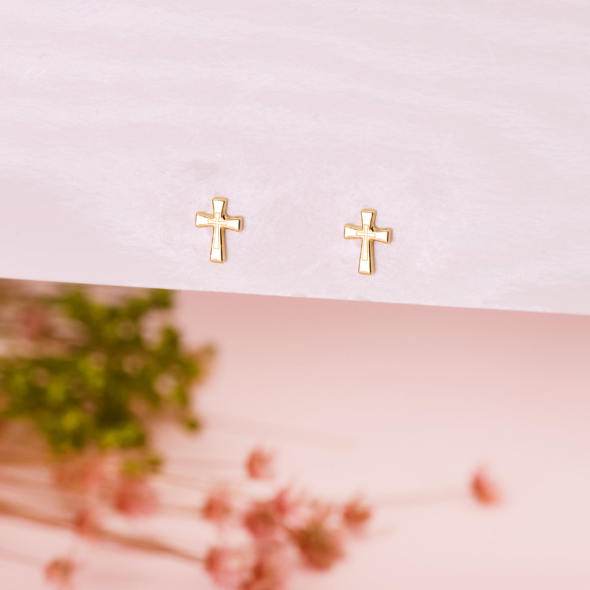 Pendientes Cruz en Brillo 6 x 4,5 mm. de oro amarillo 18K