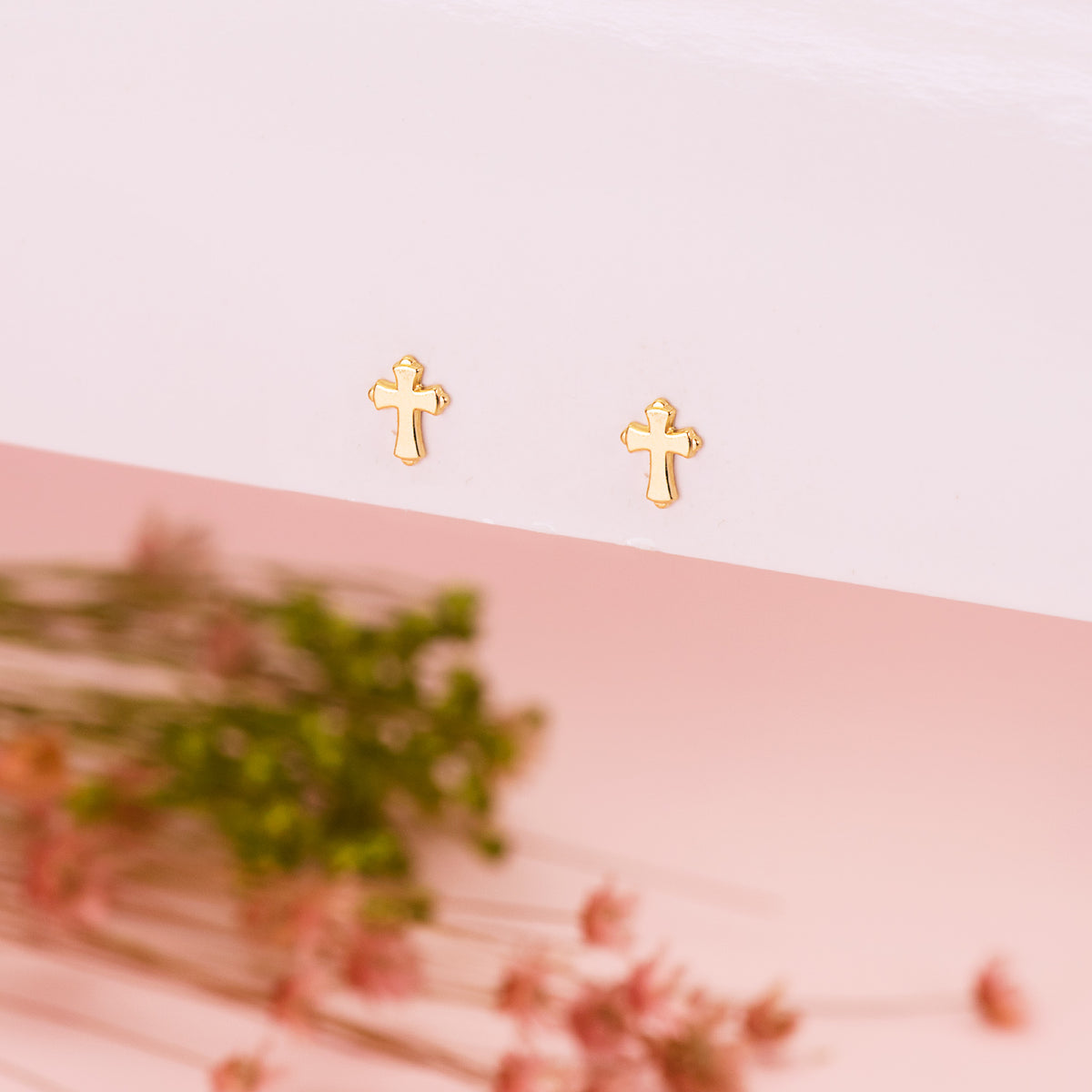 Pendientes Cruz en Brillo 6 x 4,5 mm. de oro amarillo 18K