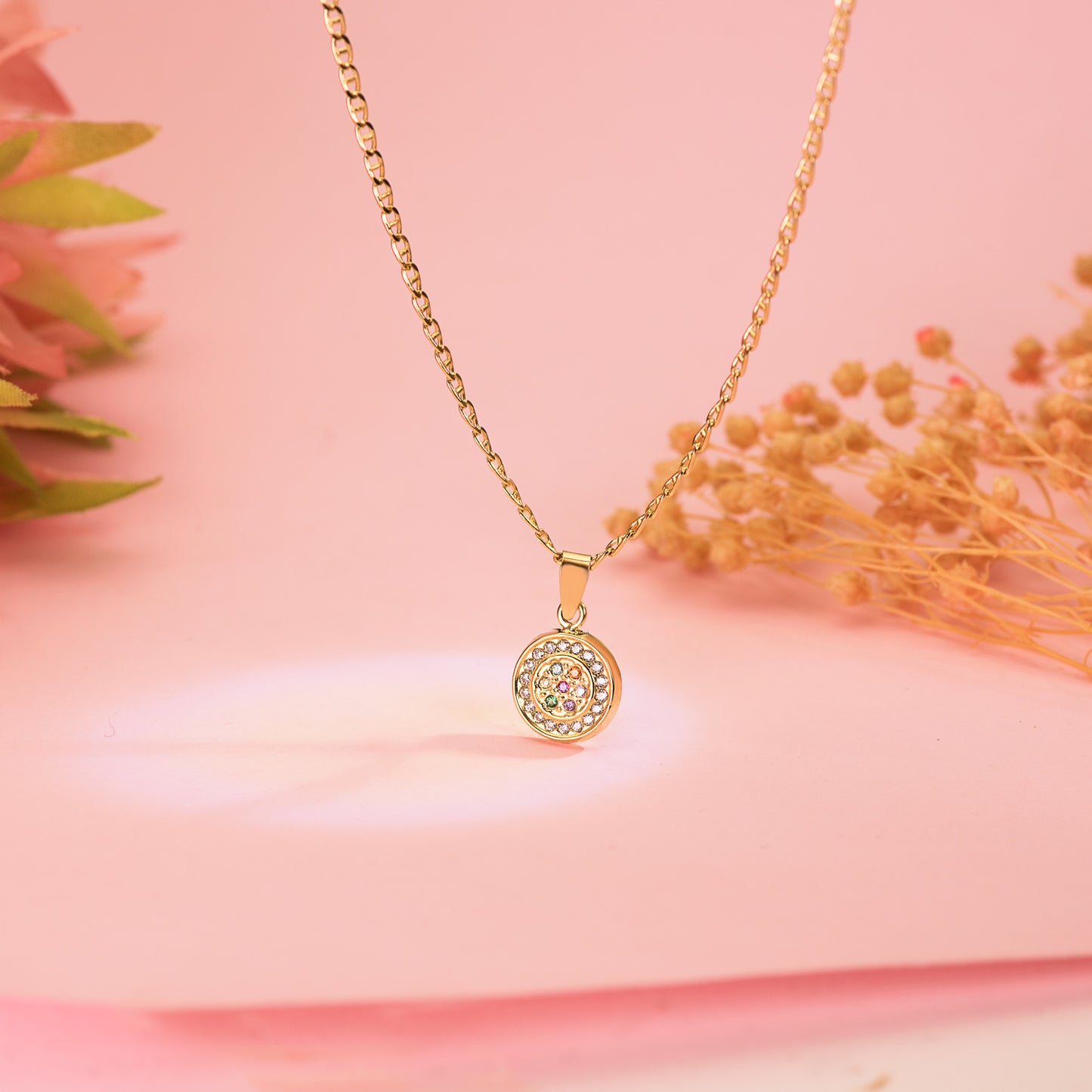 18K COLGANTE ORO AMARILLO CON CIRCONITA BLANCAS Y MULTICOLOR. DIAMETRO: 9MM