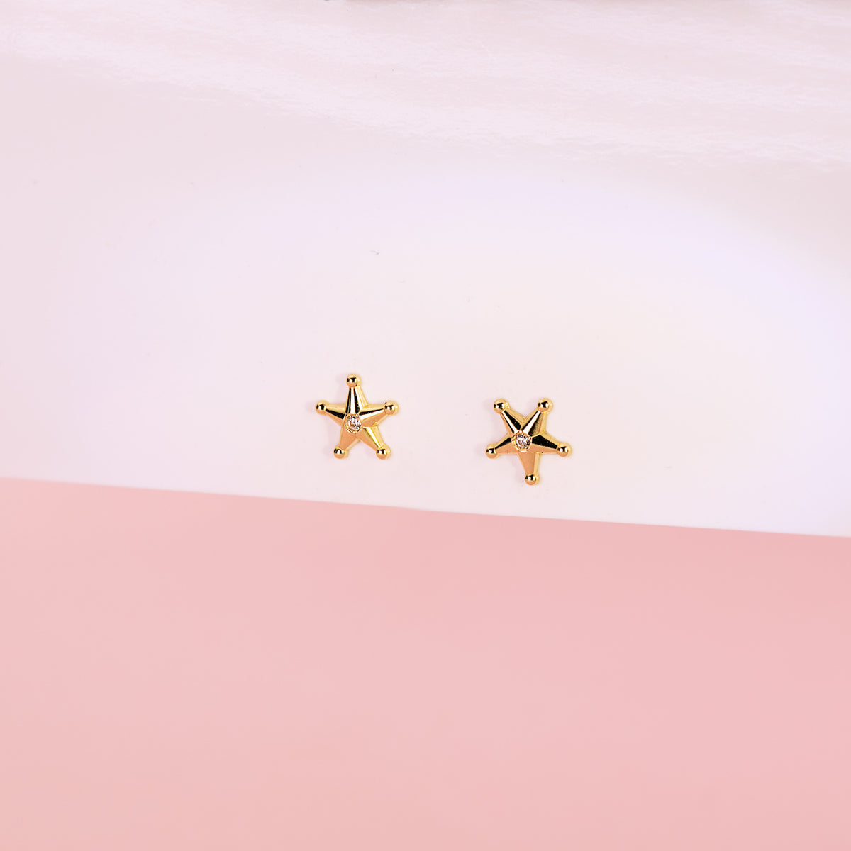 Pendientes Estrella Sheriff con Bolitas y Circonitas. 7 x 7 mm de oro amarillo 18K