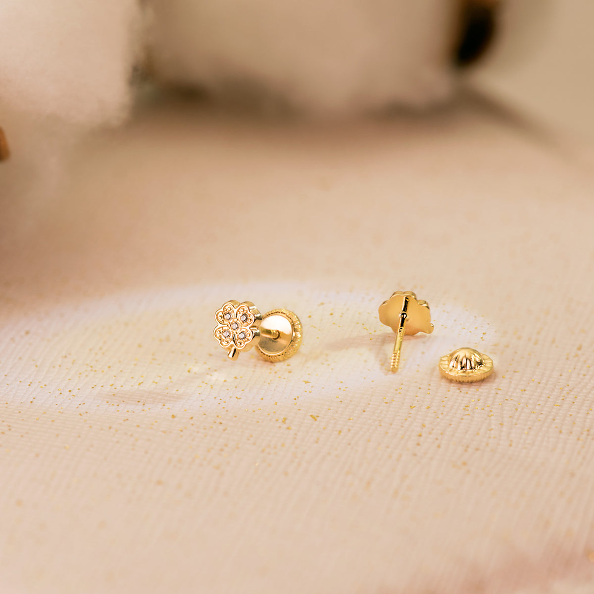 Pendientes Cuatrebol con Circonitas. 5,5 x 4,5 mm Cierre Tuerca de oro amarillo 18K