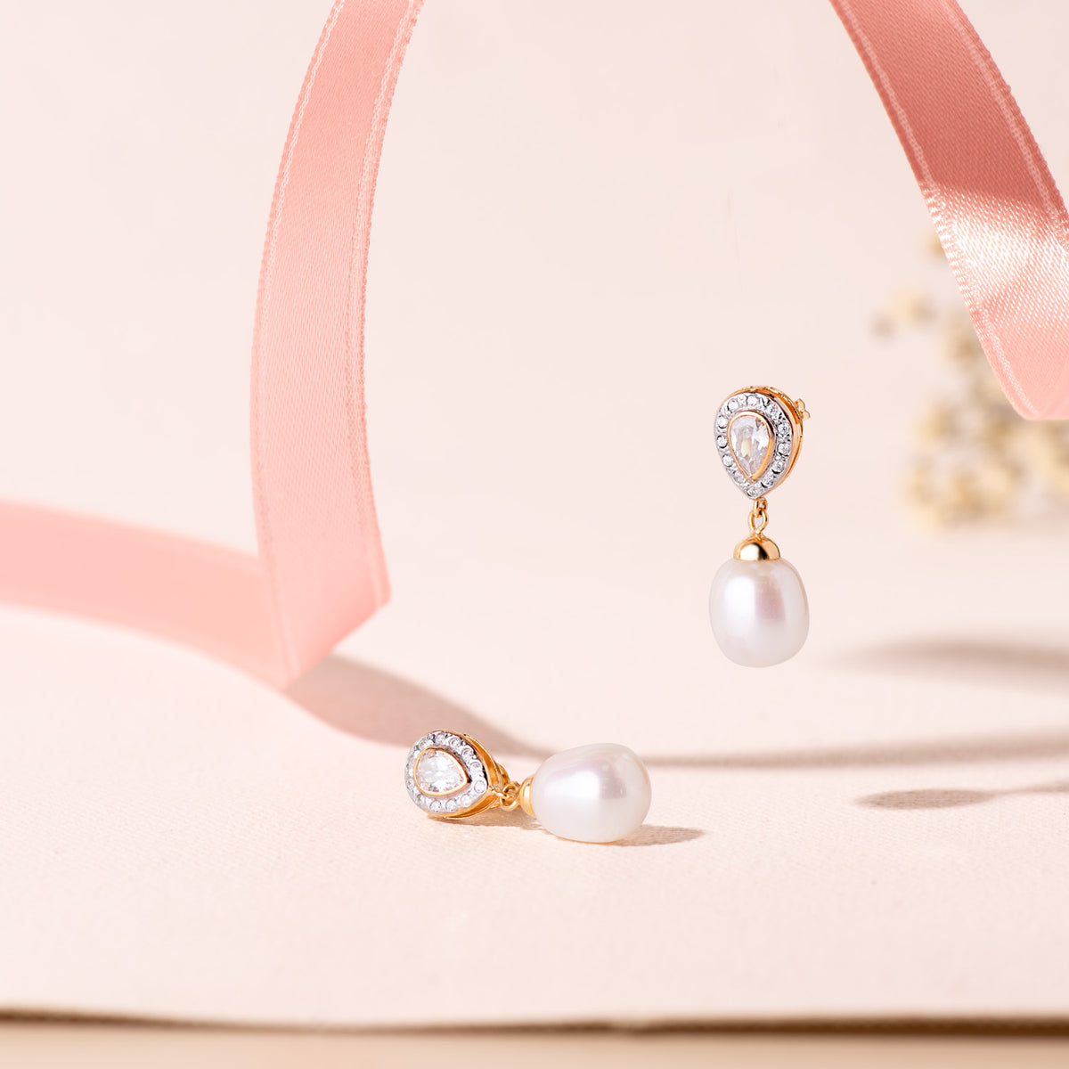 Pendientes Bicolor Dos Cuerpos con Perlas y Circonita 25 x 8 mm presión 18K