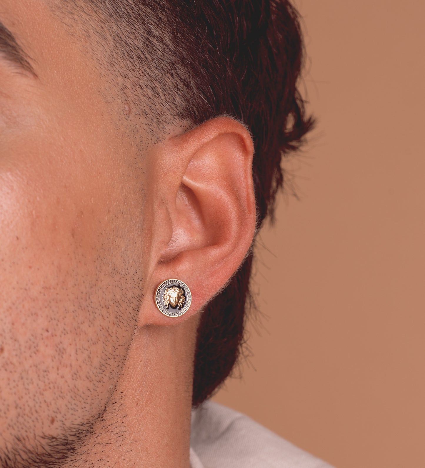 18K PENDIENTES ORO AMARILLO MEDUSA Y BORDE DE GRECA ESMALTE NEGRO. ANCHO: 12 MM. CIERRE PRESION