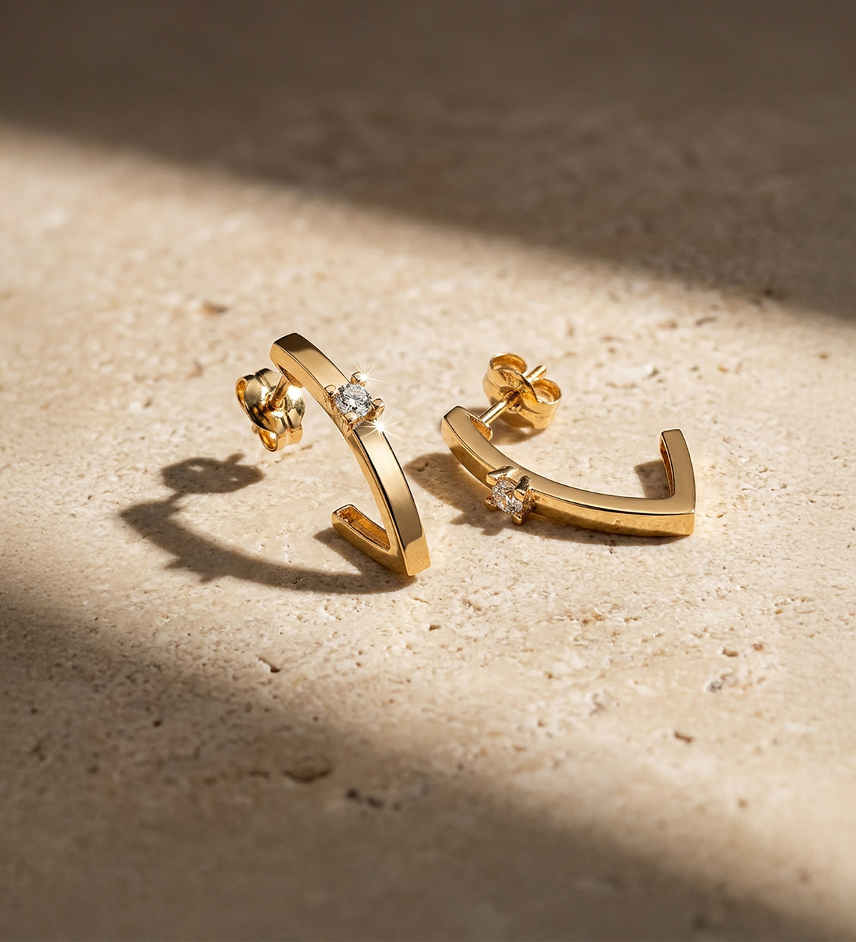 Pendientes Medio Aro Liso Banda Circonita 16 x 3 mm de oro amarillo 18K