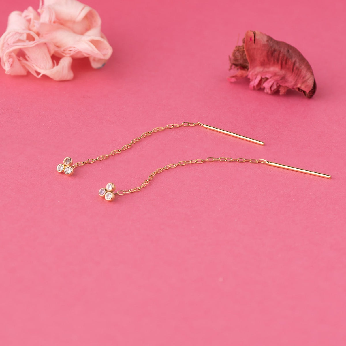Pendientes con Tres Circonita 3 x 3 mm y Cadena. Largo: 56 mm de oro amarillo 18K