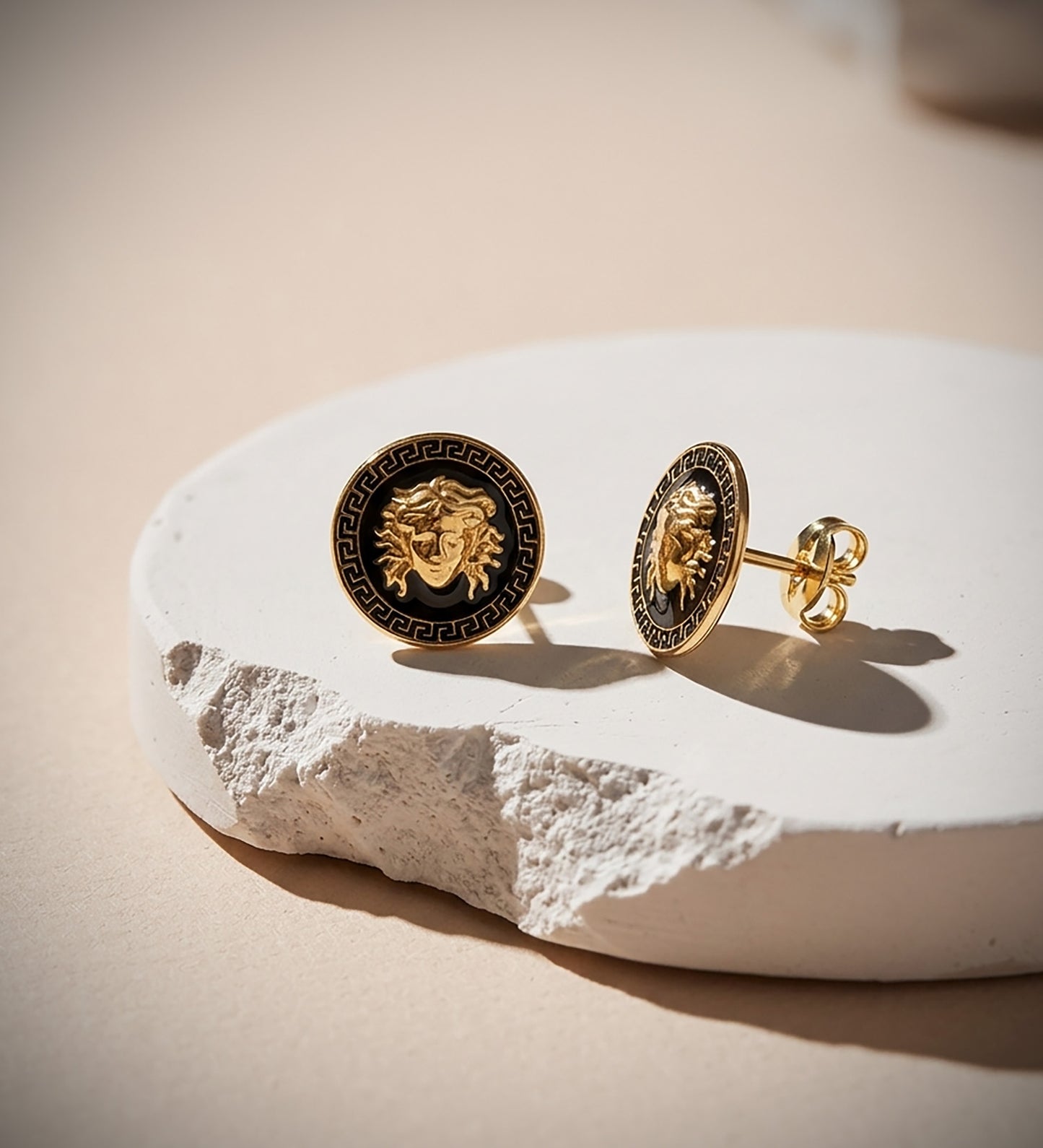 Pendientes Medusa y Borde de Greca Esmalte Negro. Ancho: 10 mm. de oro amarillo 18K