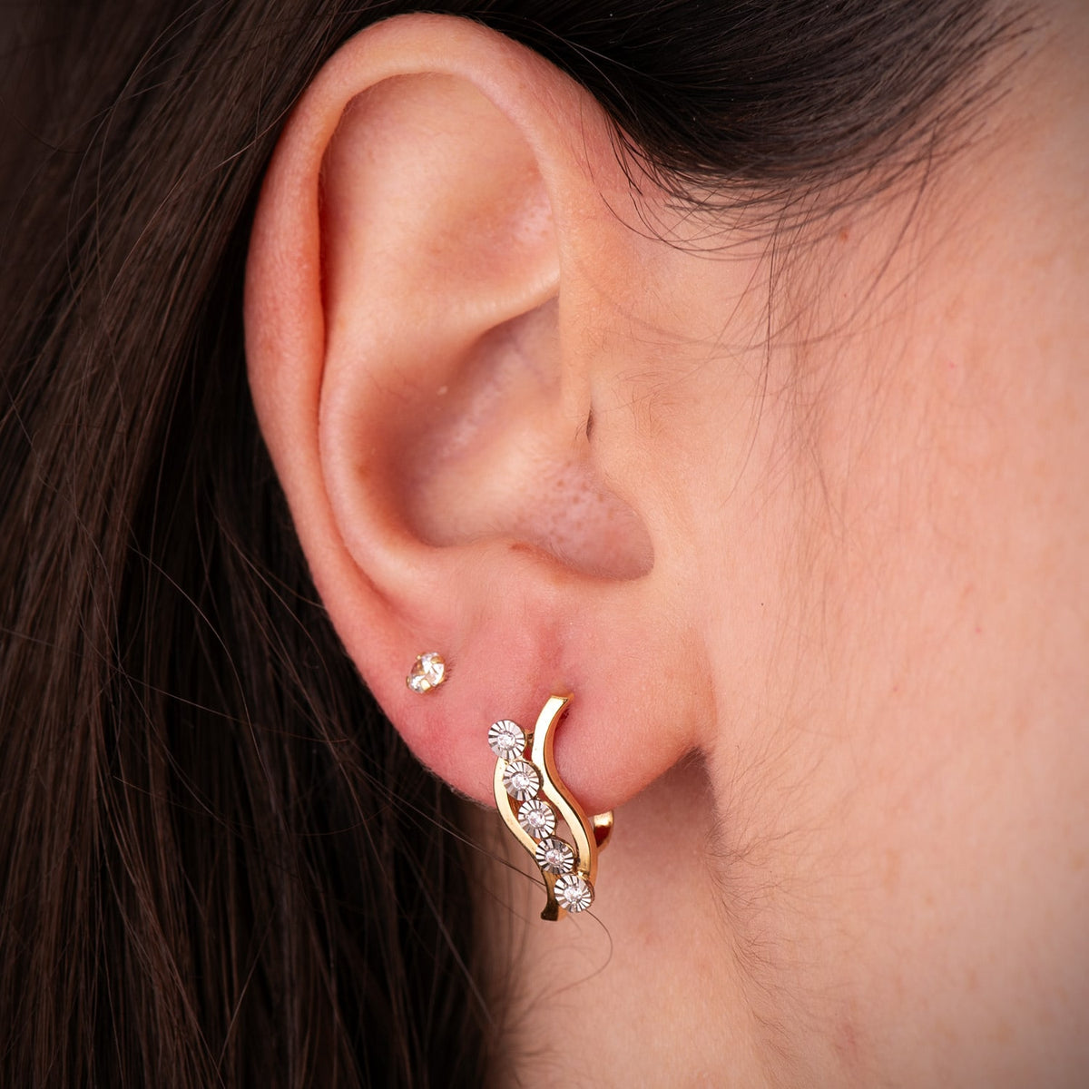 Pendientes Bicolor Bandas y Motivos Redondos Tallados. 17 x 7 mm. 18K