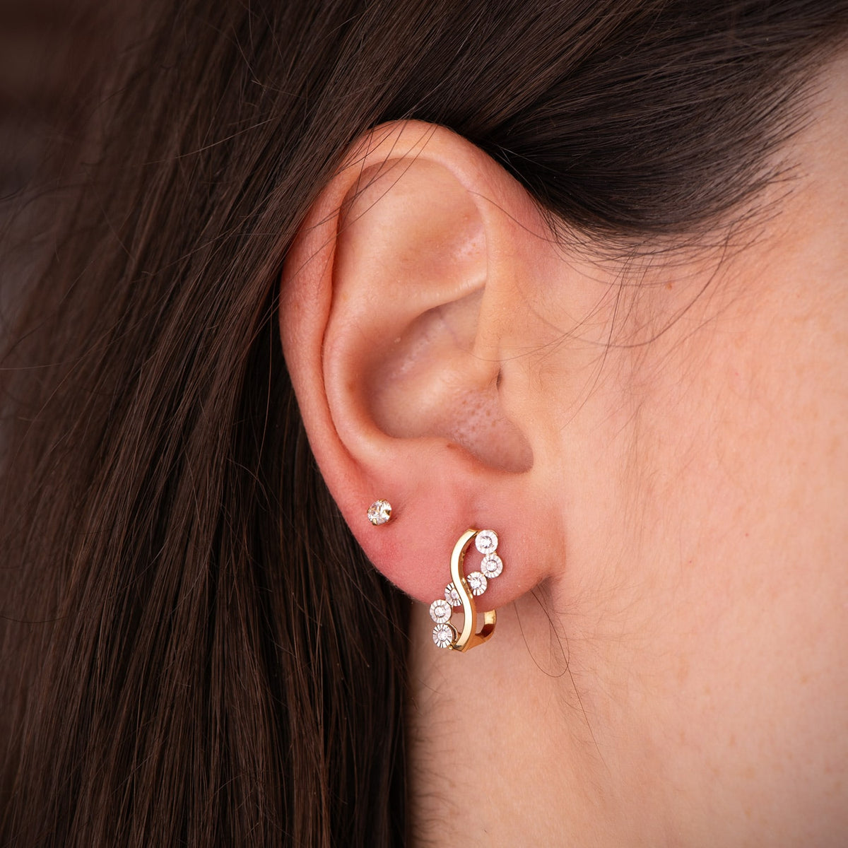 Pendientes Bicolor Bandas y Motivos Redondos Tallados. 14 x 6,5 mm. 18K