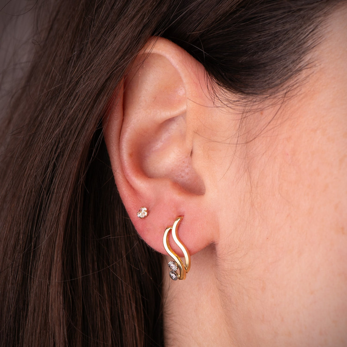 Pendientes Bicolor Bandas y Motivos Redondos Tallados. 16 x 6,5 mm. 18K