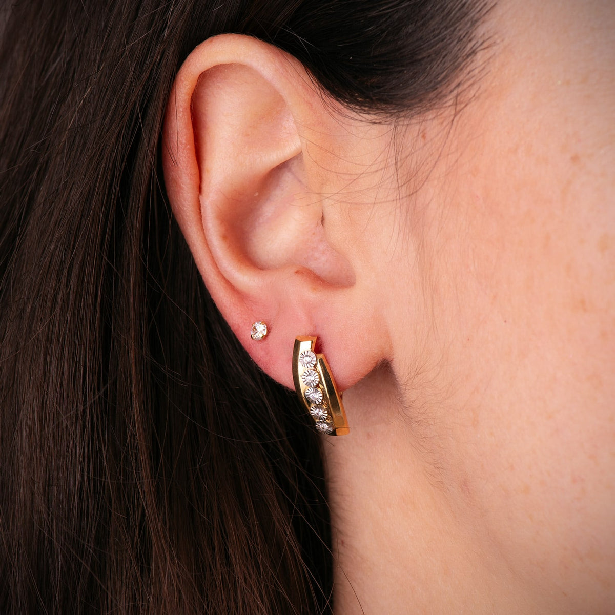 Pendientes Bicolor Bandas con Motivos Redondos Tallados. 16 x 6 mm. 18K