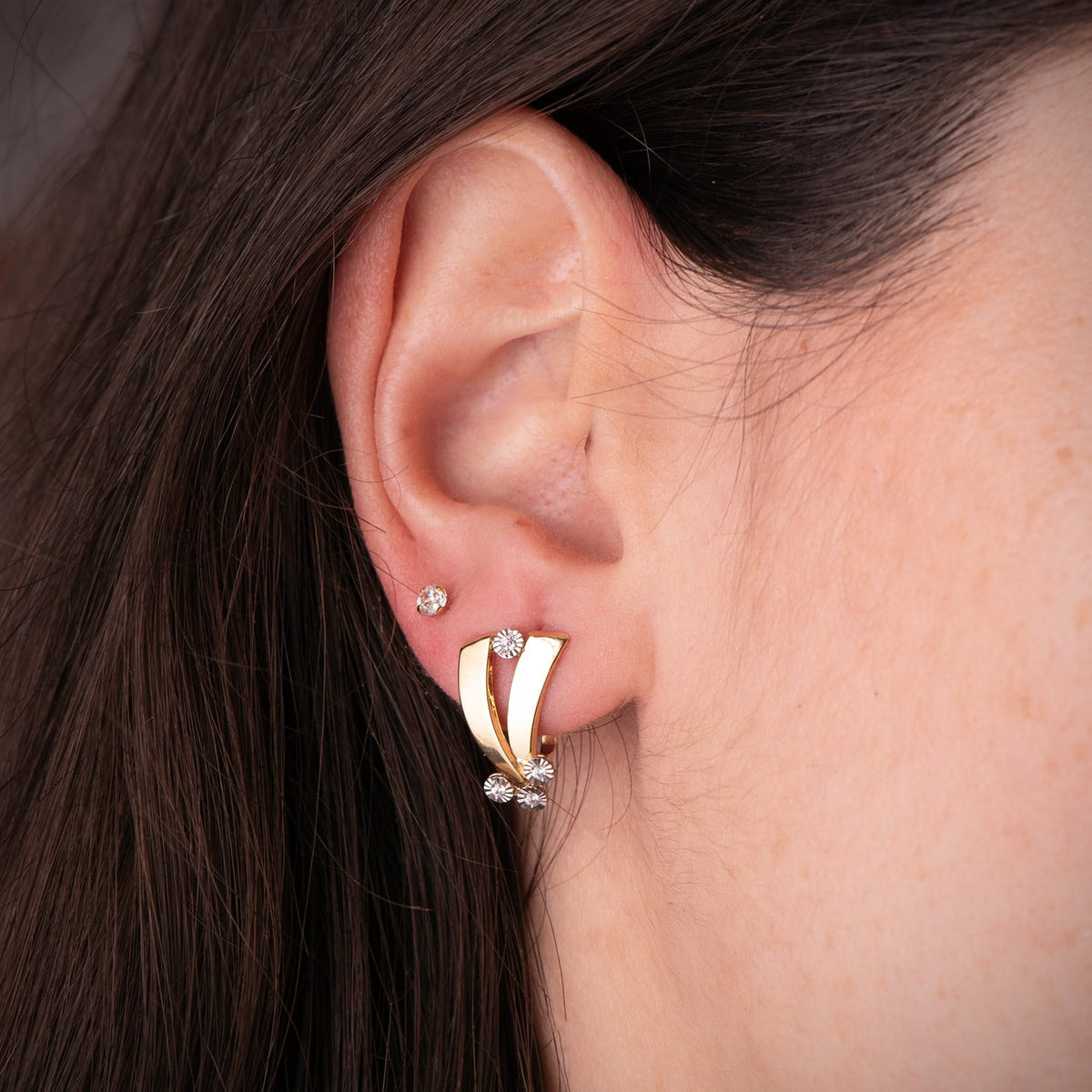 Pendientes Bicolor Bandas y Motivos Redondos Tallados. 16,5 x 10 mm. 18K