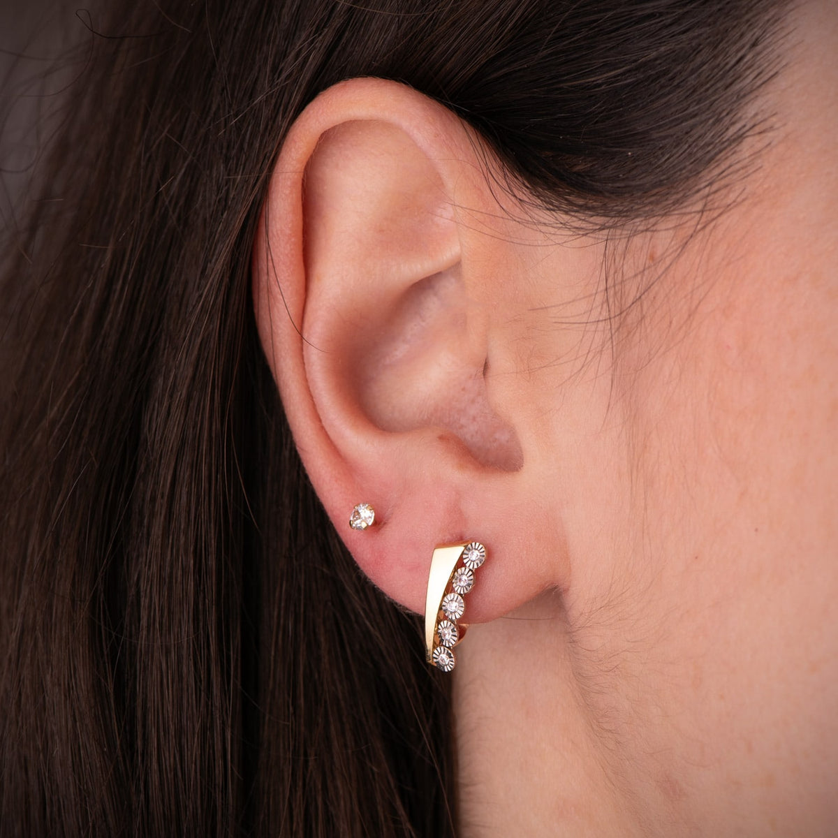 Pendientes Bicolor Bandas y Motivos Redondos Tallados. 14 x 6 mm. 18K