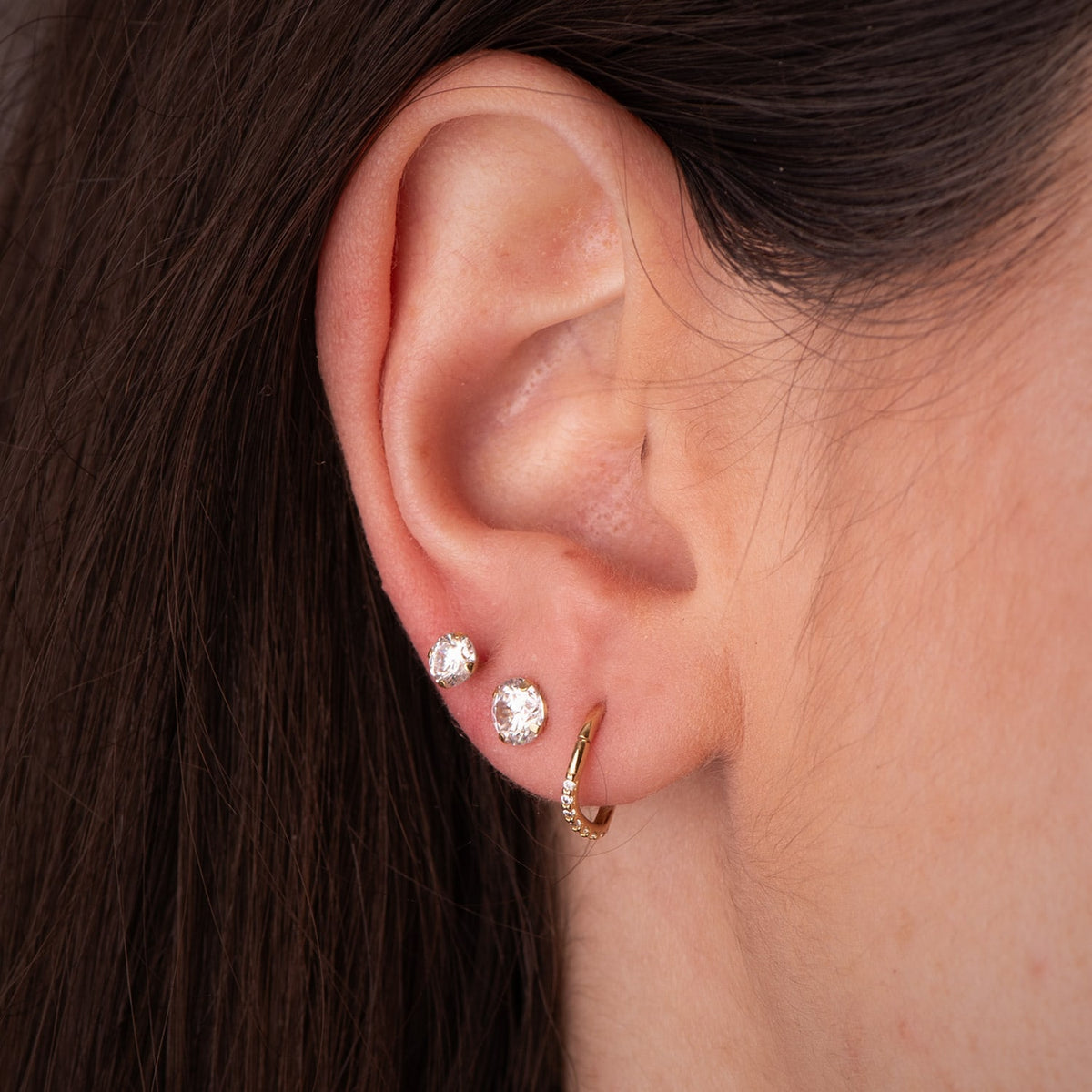 Aros Onda con Circonitas. Medida: 10 x 1 mm. Cierre de Clip de oro amarillo 18K