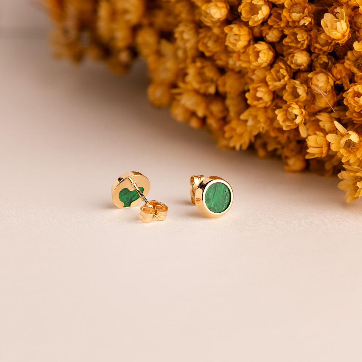 Pendientes Redondos con Malaquita 7 mm. de oro amarillo 18K