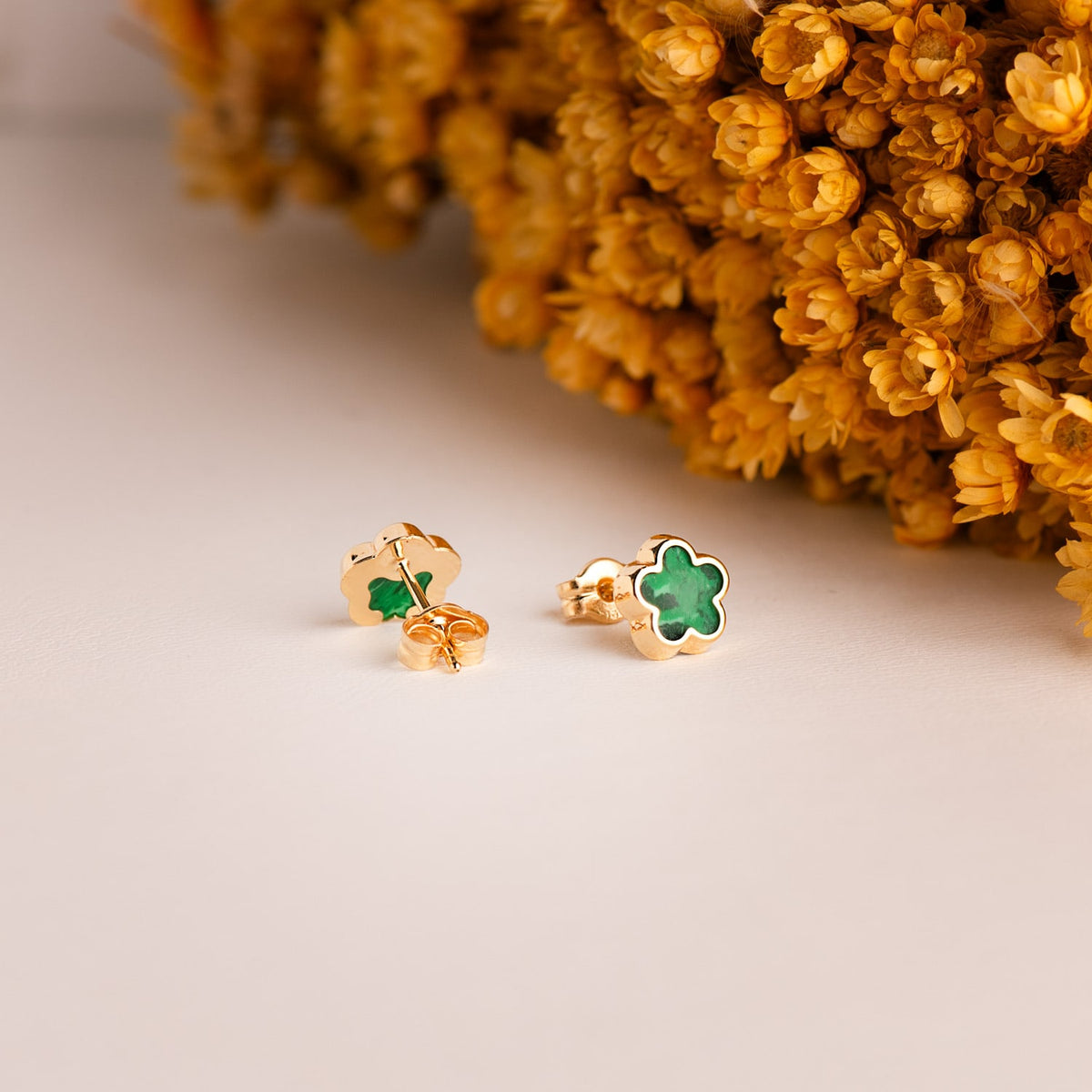 Pendientes Flor con Malaquita 7 x 7 mm. de oro amarillo 18K