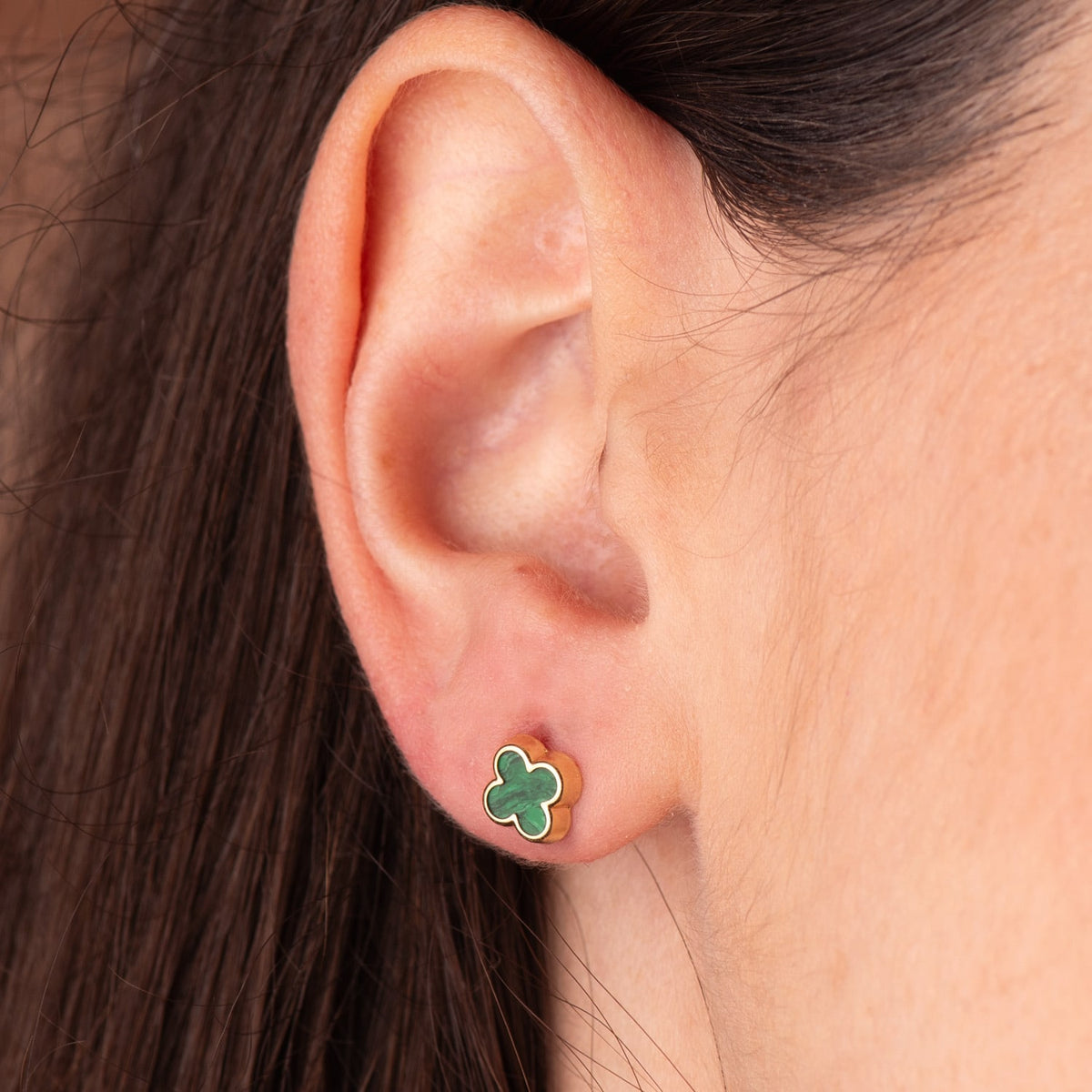 Pendientes Trebol con Malaquita 7 x 7 mm. de oro amarillo 18K