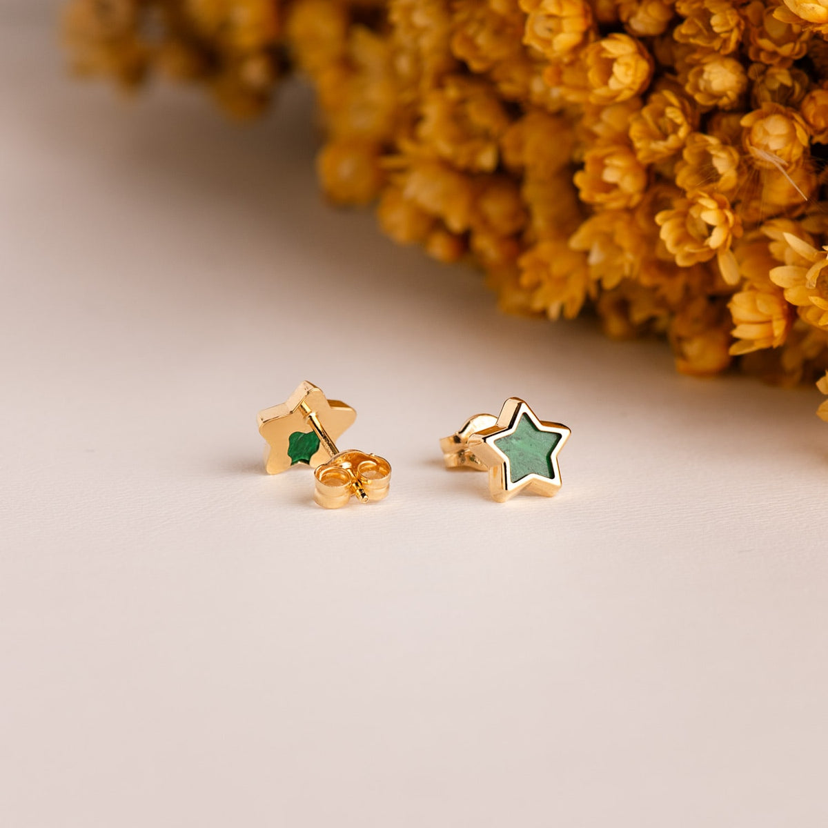 Pendientes Estrella con Malaquita 7 x 7 mm. de oro amarillo 18K