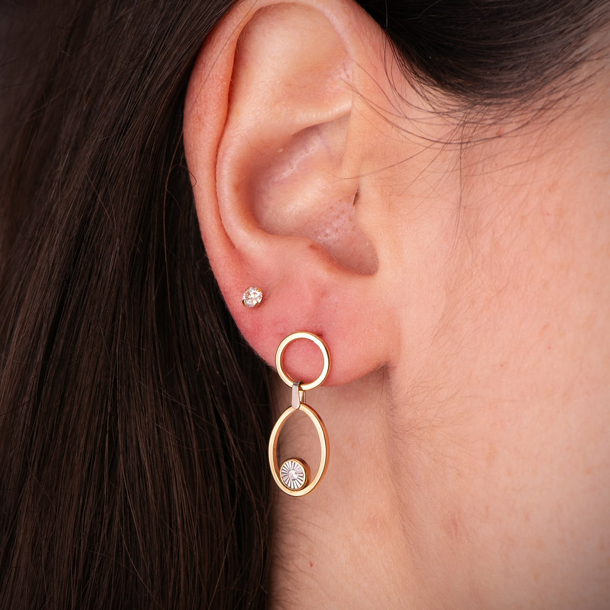 Pendientes Bicolor Largos Dos Aros con Circonitas. Medida: 23 x 10 mm. 18K