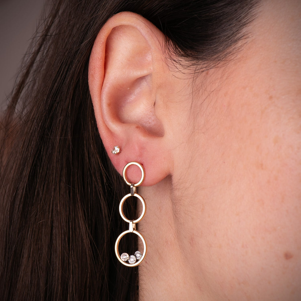 Pendientes Bicolor Largos Tres Aros con Circonitas. Medida: 34 x 11 mm. 18K