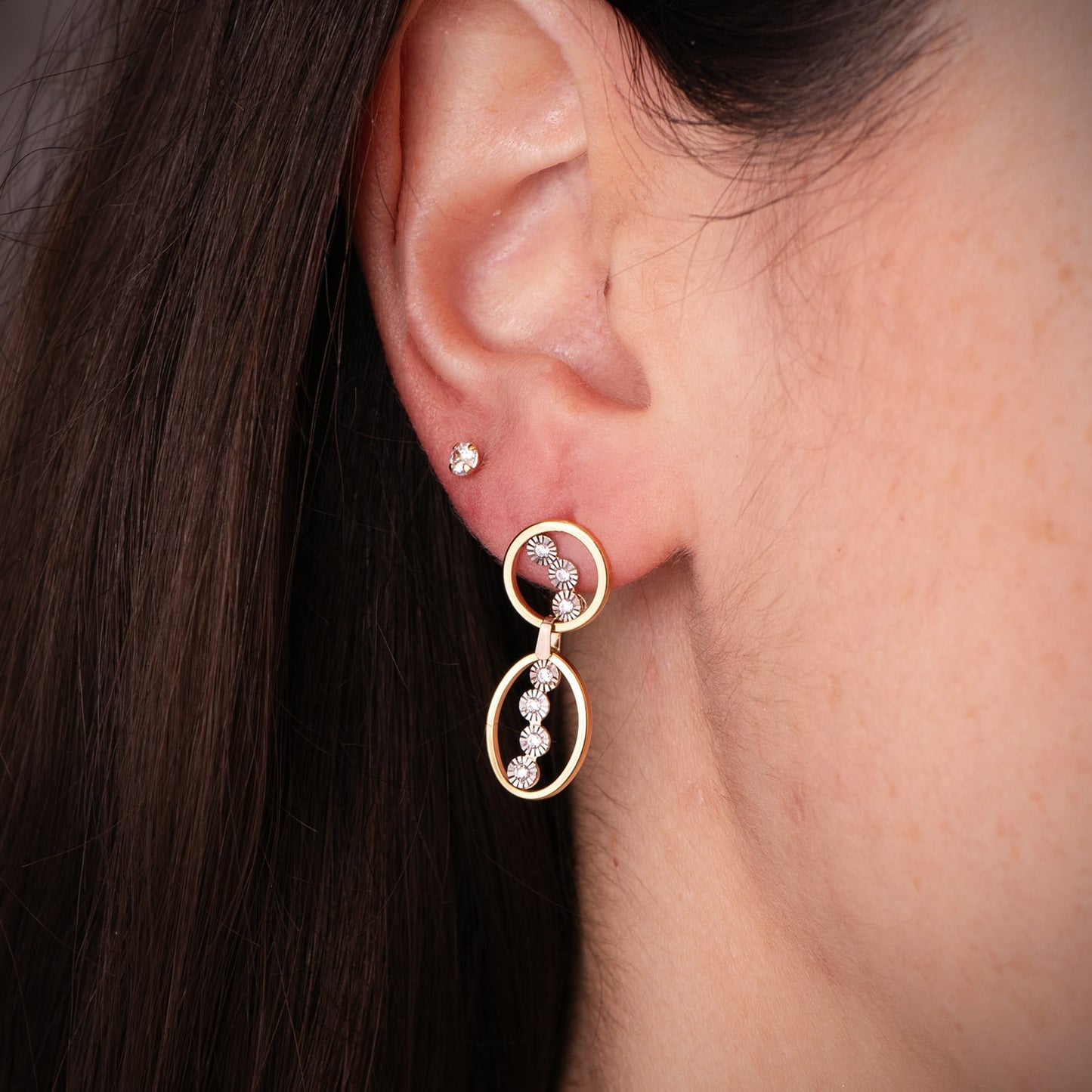 Pendientes Bicolor Largos Dos Aros con Circonitas. Medida: 25 x 9 mm. 18K