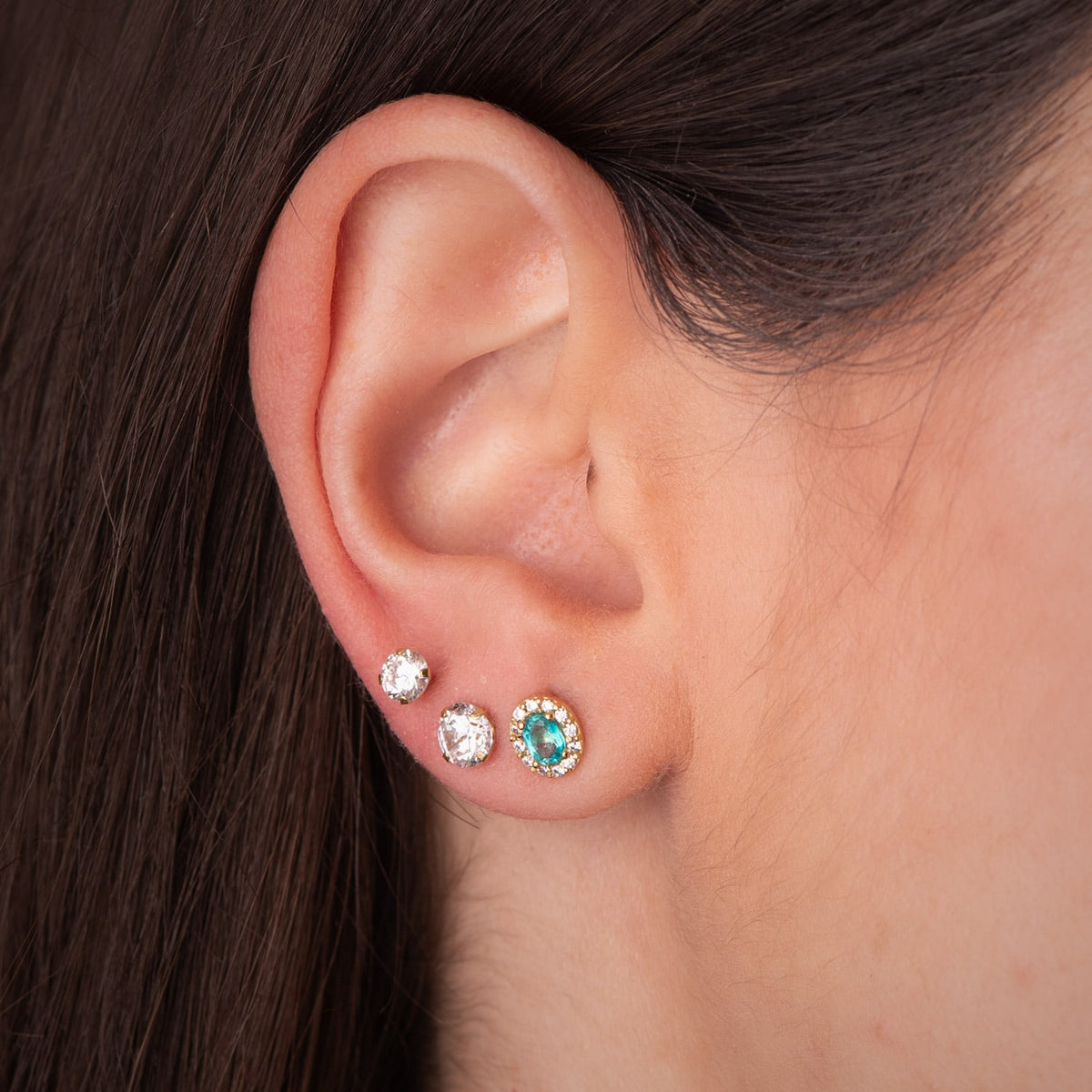 Pendientes Piedra Oval Topacio Paraiba y Circonitas. 6,5 x 5,5 mm. de oro amarillo 18K