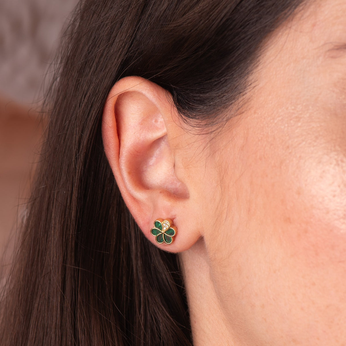 Pendientes Flor con Petalos de Malaquita y Circonita 8,5 x 8,5 mm. de oro amarillo 18K