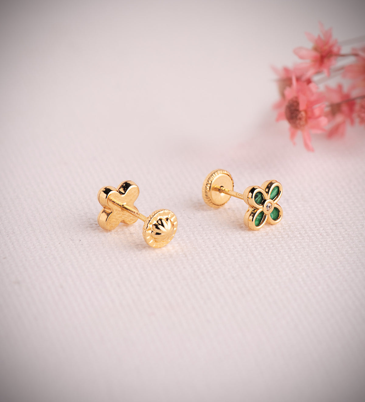 Pendientes Trebol Malaquita con Circonita. Medida: 7 x 5,5 mm. Cierre Tuerca de oro amarillo 18K