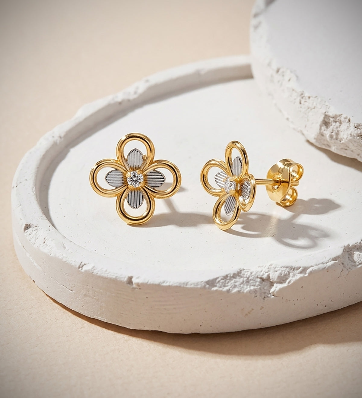 Pendientes Bicolor Cuatrebol con Circonitas. Medida: 8 x 8 mm. Cierr presión 18K
