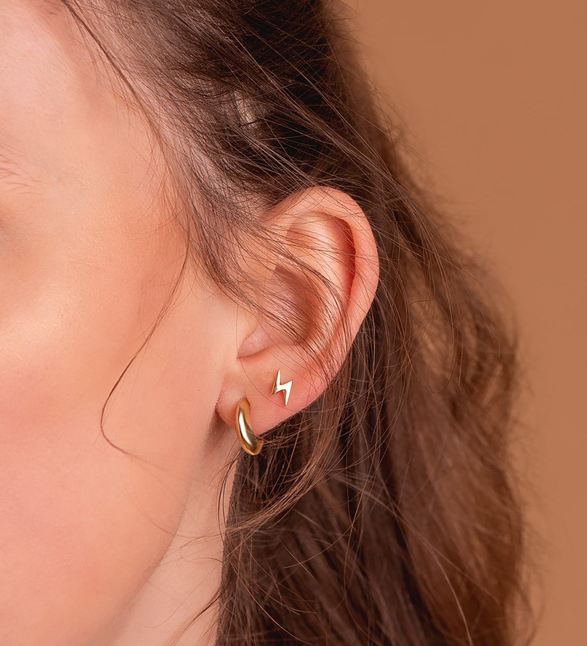Pendientes Rayo en Brillo. Medida: 8 x 4 mm. Cierre Tuerca de oro amarillo 18K