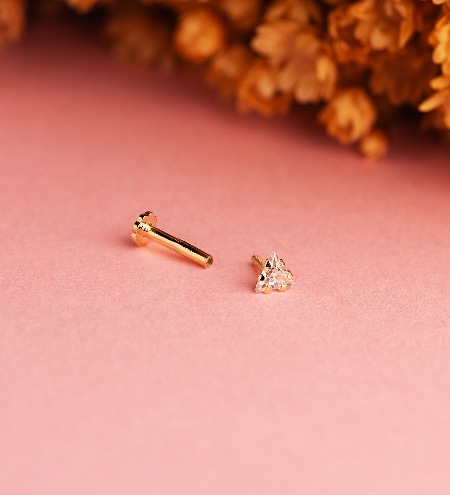 18K PIERCING DE OREJA ORO AMARILLO CIRCONITA TRIANGULO 3,5 X 3,5 MM. GRUESO BARRA 1.20 MM. CIERRE TUERCA